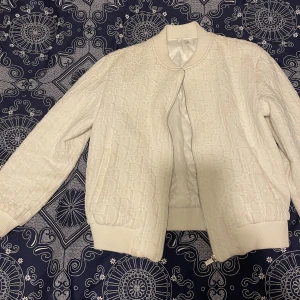 Christian Dior Jacket White - Säljer min Christian Dior Vit jacka då jag använder den knapp. Storlek M/L  Köpt Dubai Mall