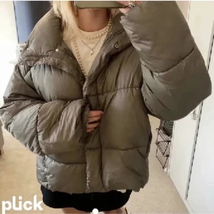 Grön hm pufferjacket/jacka  - Lägger ut igen eftersom jag bestämt mig för att sälja, storlek S (oversized) och är i toppskick. Säljs inte längre och är väldigt eftertraktad. Om du lägger bud kan du inte dra dig ur!!!❤️