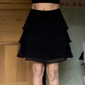 Snygg svart kjol från GinaTricot. Stretch i midjan. Knappt använd, fint skick. Lite för lång o fluffig för min smak tyvärr.