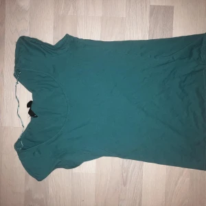 T-shirt - Turkos t-shirt från Divided köpt på second hand. Nyskick!