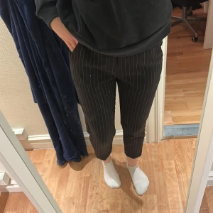 Kostymbyxor  - Säljer ett par svarta kostymbyxor med vita svaga ränder på. 