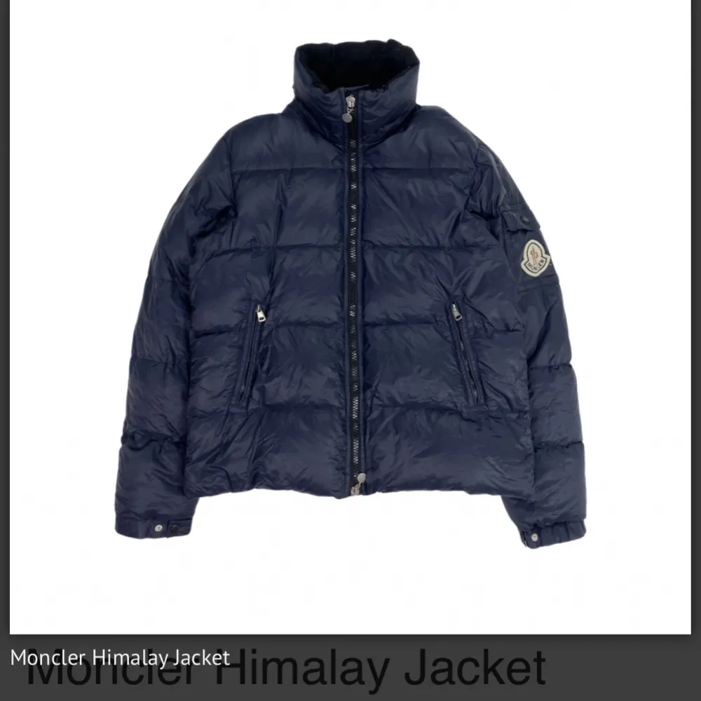 Moncler Himalay jacket, köpt nyligen på Kaspersheat, säljes pga av fel storlek. Den har snygg mörkblå färg med stort moncler märke. På Kaspersheat beskrivs jackan som 8/10 skick. Nypris ca 13000.  Jackan är unisex. Strl 5=L/Xl. Jackor.
