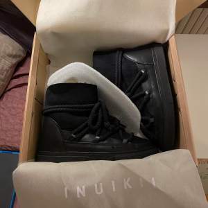 Svarta inuikii skor som är sparsamt använda en säsong, därav i mycket bra skick! Har även sparat kvitto och boxen de kom i. Köpte på hemsidan för 2800 kr. Storlek 37 men passar en 38 också! 💕