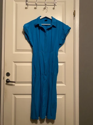 Skjortklänning storlek S - Skjortklänning från Gina tricot i storlek S. Använd ett fåtal gånger förra sommaren. Säljs pga att den blivit för liten.