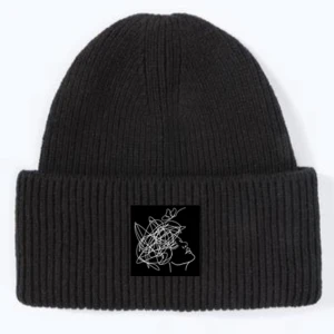 Mössa  - En av våra mössor, Black Mind i bra kvalité med våran egendesignade logga.  5% av varje såld mössa går till organisationen MIND.se som jobbar mot psykiskohälsa 🖤