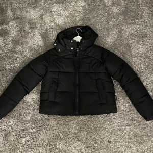 Vinterjacka Nelly - Säljer min snygga vinterjacka från Nelly. Knappt använd, skulle säga att den är som ny. Storlek 36💗