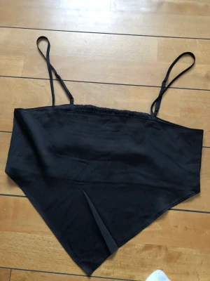 Svart linne - Svart linne från H&M. Säljer i fler färger på min profil! Frakt tillkommer på 15kr!