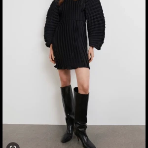 SÖKER  - Jag söker Eje dress från Gina Tricot i XS-S. Skriv om du är intresserad av att sälja 🌟