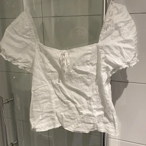 Linneblus från H&M - Vit ”blus” i linnen ifrån H&M, storlek L. ⭐️ Bra skick och superfin, skön i och med att tyget är stretchigt på baksidan🥰