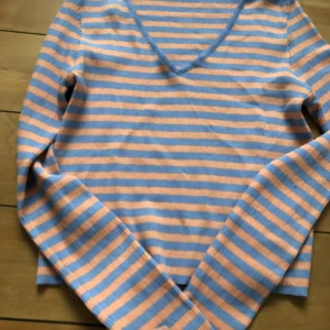 Tröja - Randig tröja från shein. Köpt i våras men aldrig använd! Frakt tillkommer på 40kr!💕