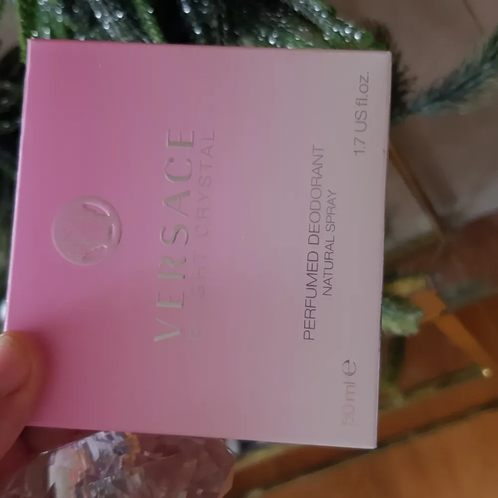 Versace Bright Crystal perfume deodorant 50ml.  Oanvänd  Pris. 210kr  Frakt tillkommer 66kr annars finns i Skänninge  Finns på flera sidor. Övrigt.