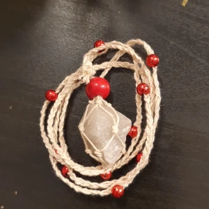 Jul special finns endast 1.  - Ett halsband till kristaller med jultema och de finns bara 1. 72 cm runt halsen. KOMMER EJ MED KRISTALL! Där nere där man uppnar och lägger i kristallen blev dock lite knasig men kristaller går fortfarande att lägga i som vanligt.