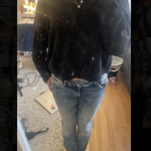 Lågmidjade jeans - Super snygga lågmidjade jeans😍😍😍 stl 27/30!! jag på bilden är 160cm och brukar ha 25/30 och dom passar men man skulle även kunna ha större stl oxå❤️ många intresserade blir de budgivning, kan posta o mötas upp i sthlm!! Endast testade, inga defekter 