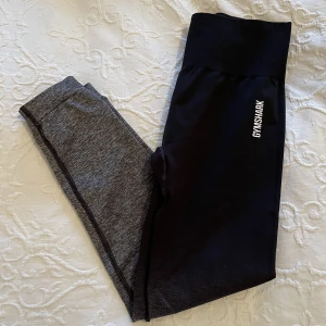 Gymshark svara träningstights  - Svarta träningsleggings från Gymshark med gradient. Använda två gånger då de är lite för stora för mig, så de är bra skick. 