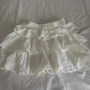Jättefin vit volangkjol som jag tidigare har köpt hör på Plick. Den passar dock inte eftersom den är för kort för mig som är 168/169