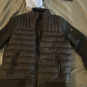 Rock and blue cardigan jacka - Säljer denna jacka för jag bara inte använder den kvitto fins.