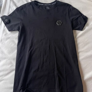 Svart Philipp Plein - Inköpt för 2800kr, sparsamt använd. Storlek L