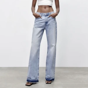 Jeans bootcut fit - Ett par raka ljusblåa jeans från Zara. De har lite mörkare nyans av blå nere vid fötterna. Knappt använda. Ganska stora i storleken. Jag är 179💓