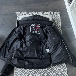 Moose knuckles jacka  - Hej! Jag säljer min moose knuckles jacka.  Inget fel med den den har inga hål eller några problem sluta bara använda den. Storlek m passar även s. Vid snabb affär då kan vi snacka om priset 