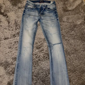 Crocker jeans - Skitsnygga jeans från crocker🫶🏼🫶🏼 köpte de här men de va tyvärr för små😔 Boot fit- 26/33❤️ de är lite bootcut fick inte med de på bild men skulle säga de sitter som en straight fit med lite bootcut🫶🏼