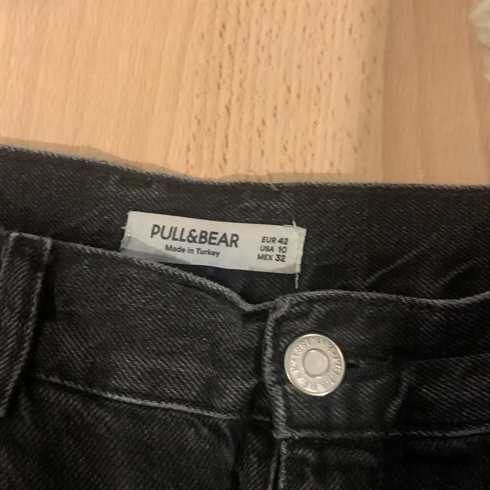 Snygga jeans från pull and bear i lös passform med hål. Jättebra skick, skriv för mer info 💘 Köparen står för frakt . Jeans & Byxor.