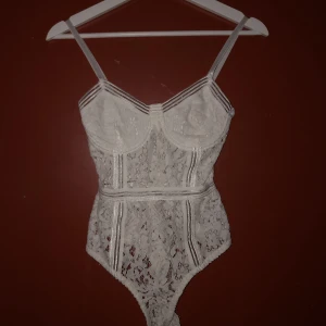 Spetsbody - En Spetsbody i storlek 34, den e väldigt liten i storlek, endast provad  Från missguided 