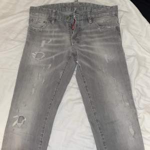 Gråa Dsquared2 jeans. Säljer för att de är för små. Äkthetsbevis finns! - Har kvitto. Är i extremt bra skick. Tveka ej att kontakta vid frågor/ fler bilder! - Pris kan diskuteras