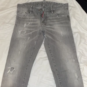 Dsquared2 jeans - Gråa Dsquared2 jeans. Säljer för att de är för små. Äkthetsbevis finns! - Har kvitto. Är i extremt bra skick. Tveka ej att kontakta vid frågor/ fler bilder! - Pris kan diskuteras