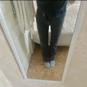 Jeans - Säljer dessa mörkgrå middle waisted jeans från weekday i storlek 24/30 vilket passar mig som vanligtvis bär xs i jeans och är 160 lång🤍 