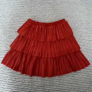 Zara kortkjol - Denna korta volangkjol i orange är i storlek S❤️har enbart använt den en gång!! Skriv vid intresse för ytterligare bilder🫶🏼