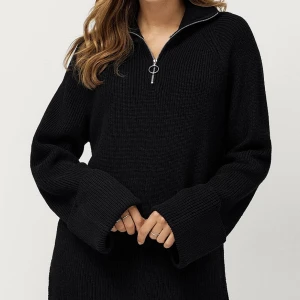 Stickad tröja - Stickad tröja med slitsar på sidorna. Köpt för 499kr. Storlek 34/36. ”Tröja Olympia” från Ellos. 