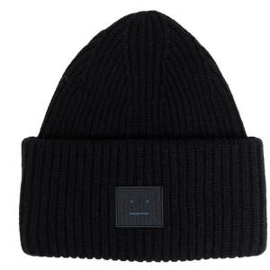 Acne mössa - Säljer min kompis svarta acne mössa. Inga defekter. Priset börjar från 650kr💕högsta bud:800kr