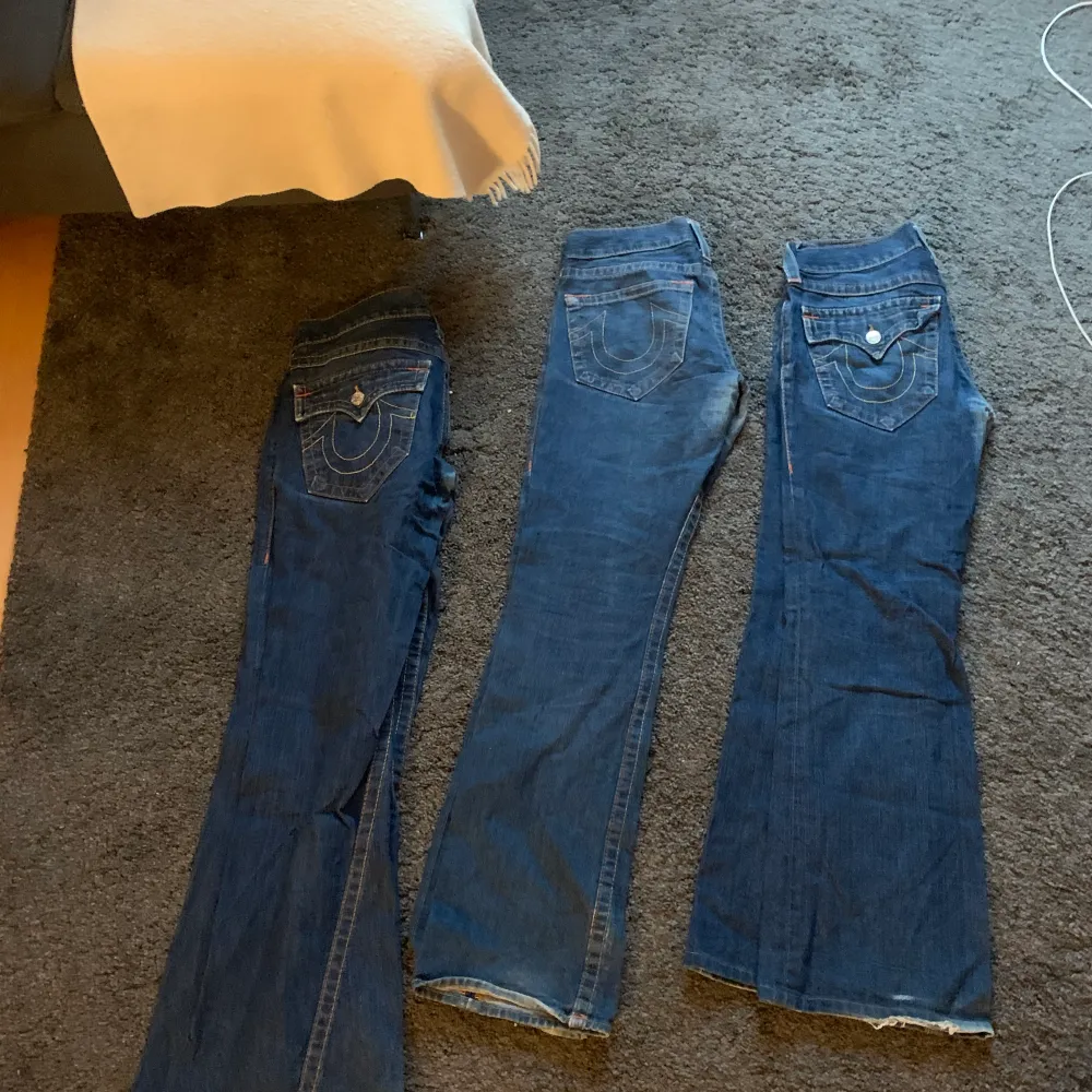 Säljer flera true religion jeans, pappas gamla från 90-talet som tyvärr är för stora på mig. De till vänster och dem i mitten är sålda. 💗innerbenslängs 74 cm och midjan tvärs över är 40 cm.. Jeans & Byxor.