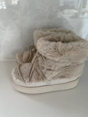 Skor - Pga av oseriös köpare är dessa till salu igen! Skor från H&M som påminner om inuikii 💗