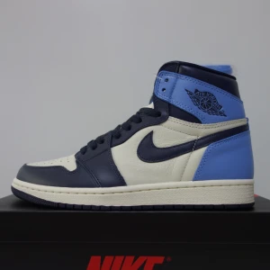 Jordan 1 obsidian  - Ett fint par handplockade av oss på Kicker’s har ni fler frågor skriv gärna, finns i de flesta strl! Alltid 10/10🤩 (oanvända)