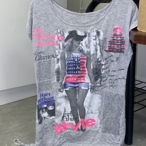 Hm - Ursnygg t-skit med tryck. Använd en gång säljes pga för liten. Storlek S-M