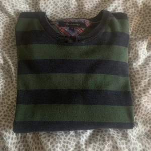 Tröja - Mörkblå och mörkgrön randig sweatshirt från Timmy Hilfiger i storlek M som liknar den från Brandy Melville. I bra skick!