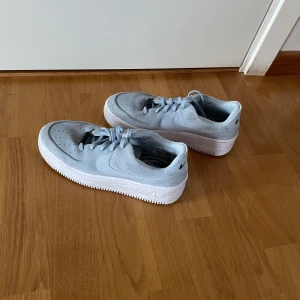 Nike air sneakers  - Ett par Nike air sneakers som är i bra skick, lite smutsiga på det vita men det är enkelt att få bort. Använda fåtal gånger. 