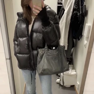Vinterjacka  - Säljer denna fina svart glansiga vinterjacka i nyskick utan tecken på användning 💕💕  