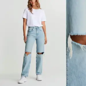 Säljer nu mina Gina tricot 90s High waist jeans i storlek 36 då de tyvärr blivit för små för mig. Fraktmetod kan kommas överens med köparen beroende på vad den vill betala i frakt😊. Bilderna är lånade från Gina tricot hemsida.