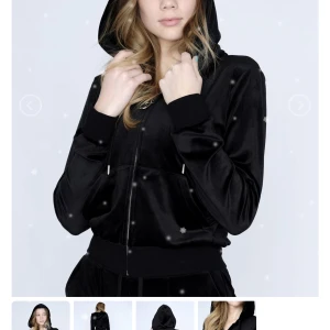 Juicy Couture zip - Juicy Couture zip i färgen ”black”. Är i stl L men sitter snyggt på en S,M då koftorna just är små i storleken. Endast använd ett fåtal gånger. Nypris 1200kr. Obs lånade bilder.