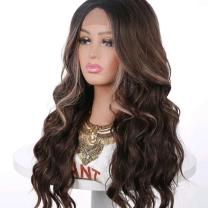 Lace wig syntet värmetålig 60cm brun blond vågig - Värmetålig syntet.  Upp till 150grader. Lacen är 4x1, oklippt.  Hard front ovanpå. Helt ny.  Spårbar frakt tillkommer. 66kr