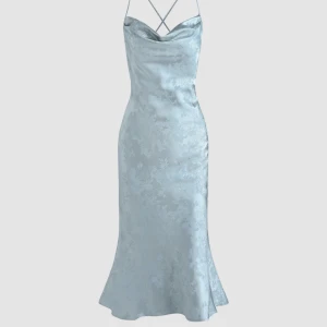 Fin blå klänning - Superfin blå klänning med knytning i ryggen! Tyvärr passade den inte mig. Helt ny och aldrig använd✨