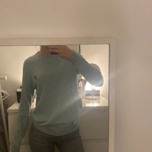 Lyle and Scott strl S - Söt ljusblå tröja från Lyle and Scott. Fått i present och aldrig använt då jag inte passar i färgen💜 Välskött och passar XS-M. Nypris runt 500kr  Köparen betalar frakten🫶