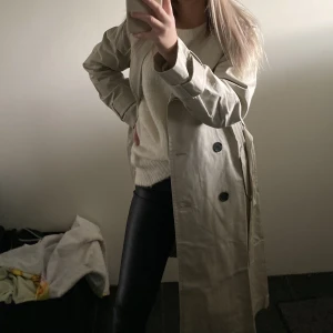 Trenchcoat - Trenchcoat från H&M i storlek XS. Stor i storleken och i fint skick💕köparen står för frakten