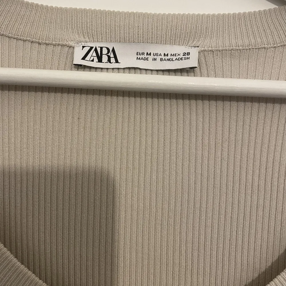 Ljusbeige tröja från Zara, aldrig använd! Passar även S och skulle säga XS med. Tröjor & Koftor.