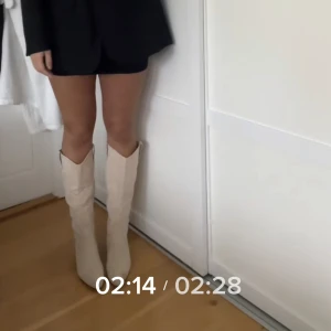 Stövlar - Säljer dessa sjukt snygga och trendiga stövlar från boohoo som även är helt slutsålda😍 Stl 38, köparen står för frakten!