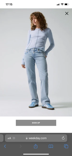 Arrow low jeans💓 - Arrow low jeans från weekday i storlek w26 l30. De är i färgen summerblue. Använda fåtal gånger, nypris ca 600 men säljer för 200 💓