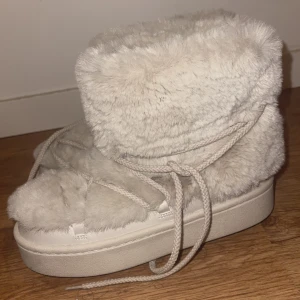 H&M boots - De populära bootsen från H&M som är nästan helt slutsålda överallt. ALDRIG använda, stressköpte de så testa Aldeig i butik. De va fel storlek o df säljer jag dom. Möts upp och fraktar, köparen står för frakten.