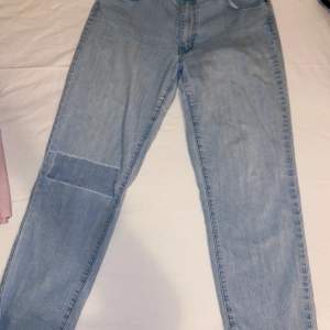 Ett par jeans från second hand som jag köpte för ett par år sedan och använt dom ganska mycket men klippt ett eget hål. Man får stå för frakten själv och pris för frakten kan vi diskutera🥰
